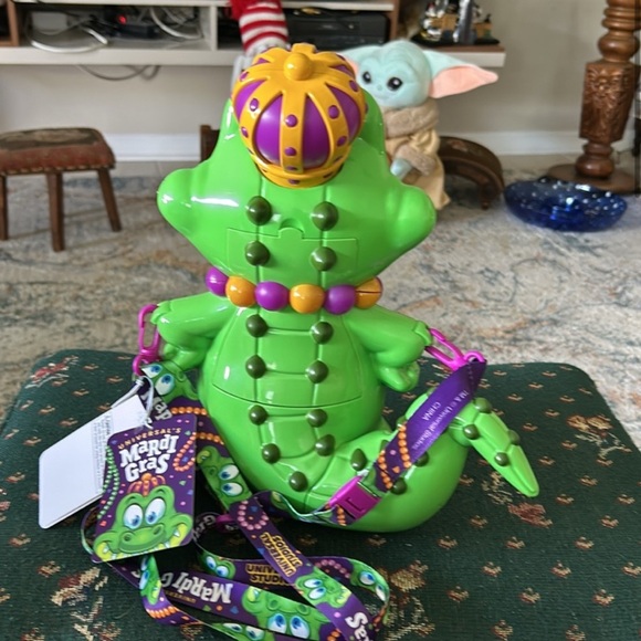 Universal Green and Yellow Alligator Popcorn Bucket - Picture 3 of 10